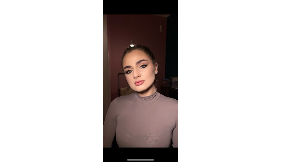 BROW & MAKEUP ARTIST -