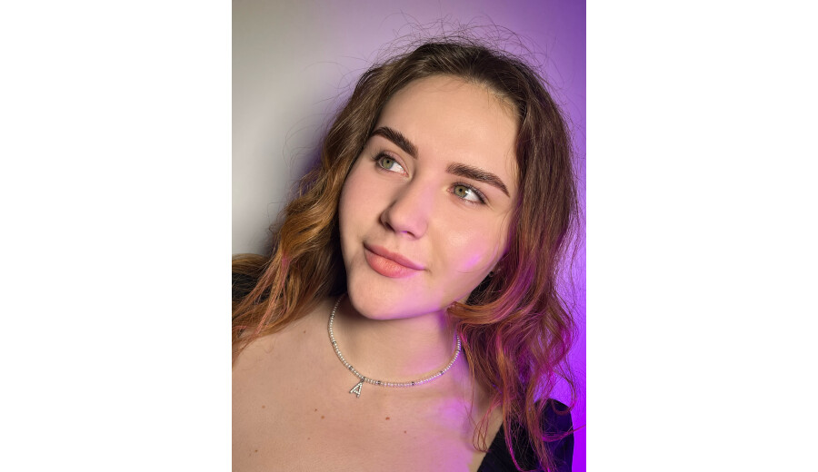 BROW & MAKEUP ARTIST -