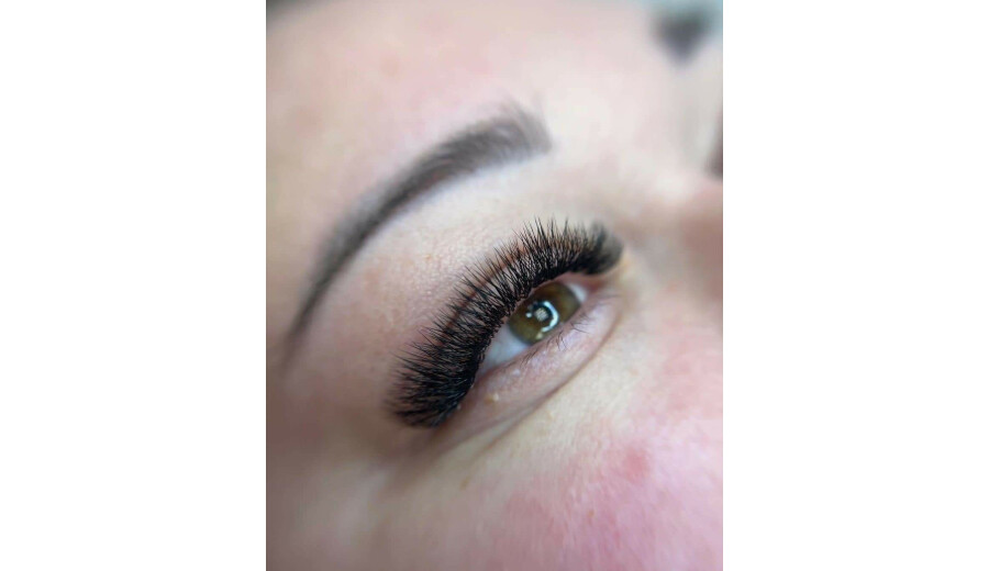 Послуги з нарощування вій та волосся -