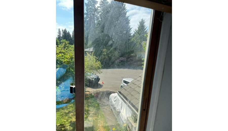 Займаюся миттям вікон, чищенням дахів і жолобів від листя - 