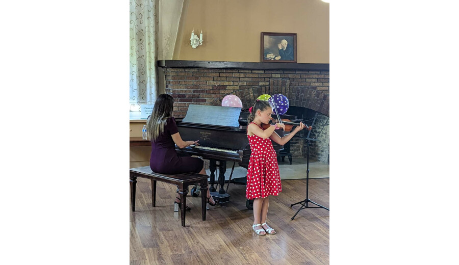 Уроки гри на фортепіано та скрипці -